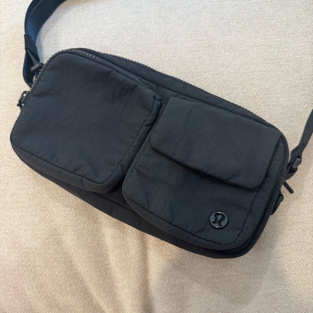 Lululemon Multi-Pocket crossbody bag 2.5L